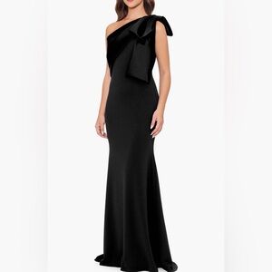 Betsy & Adam Satin Bow Crepe
Mermaid Gown - Size 10